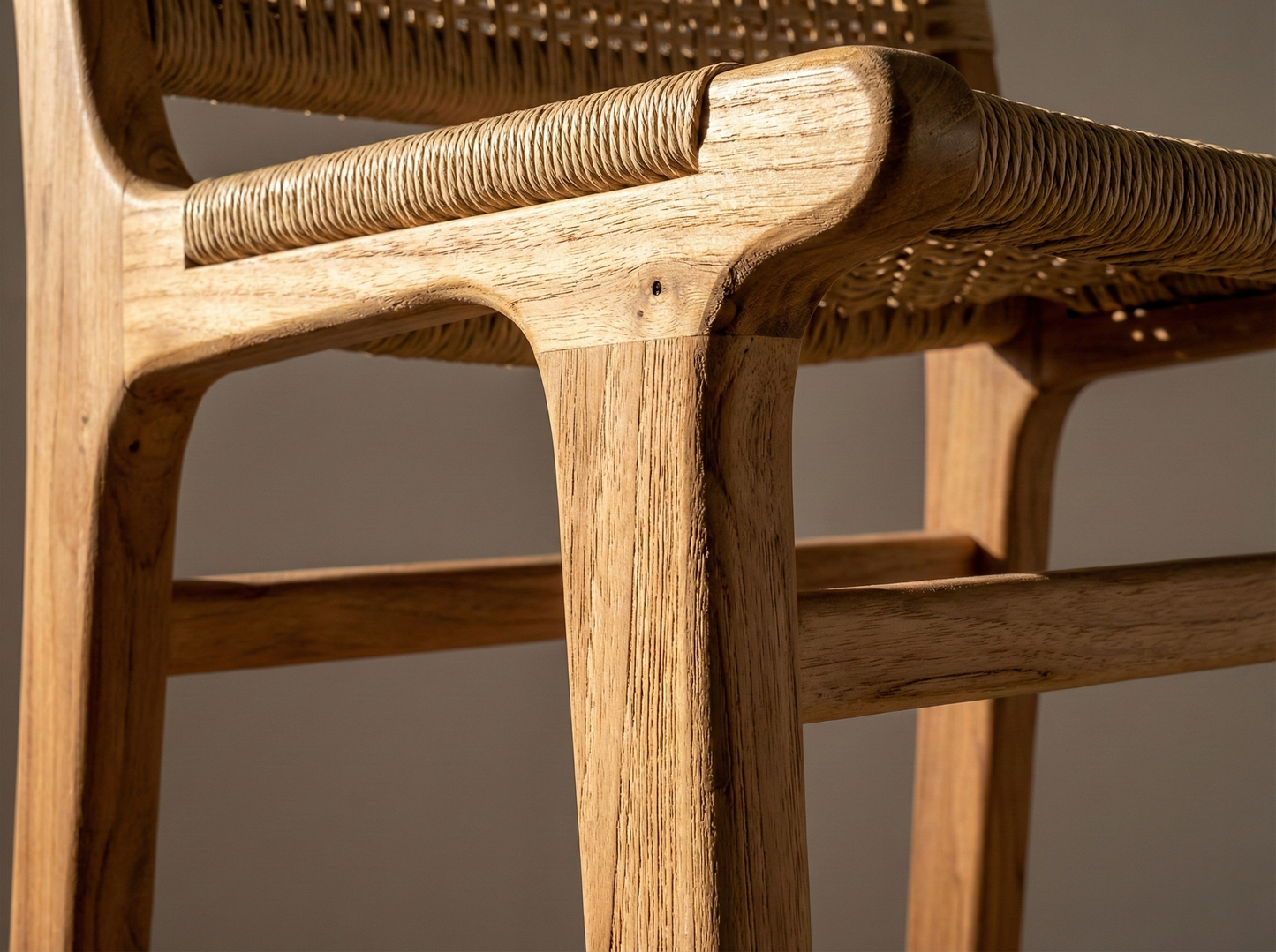 Sillas de bar de madera maciza y ratán: diseño natural y artesanal.