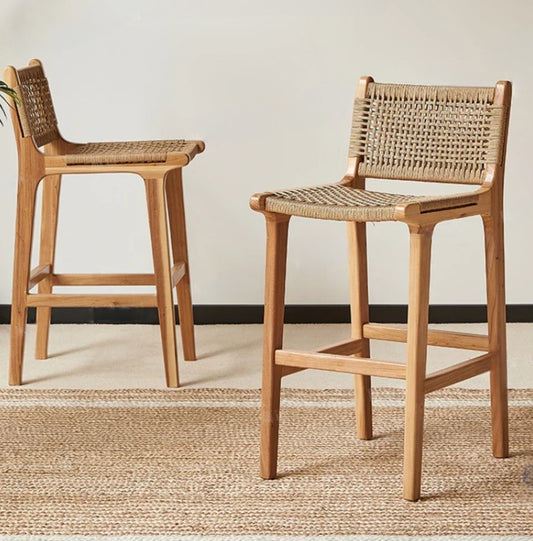 Chaise de bar en bois massif et rotin.