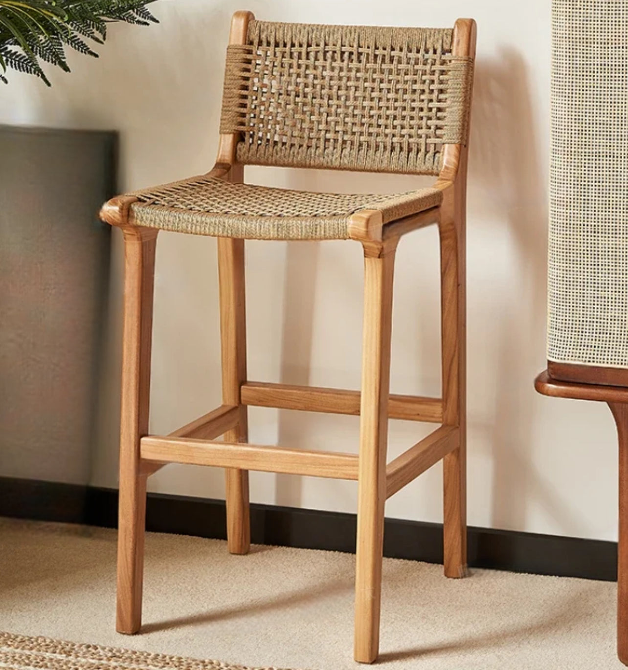 Chaise de bar en bois massif et rotin.