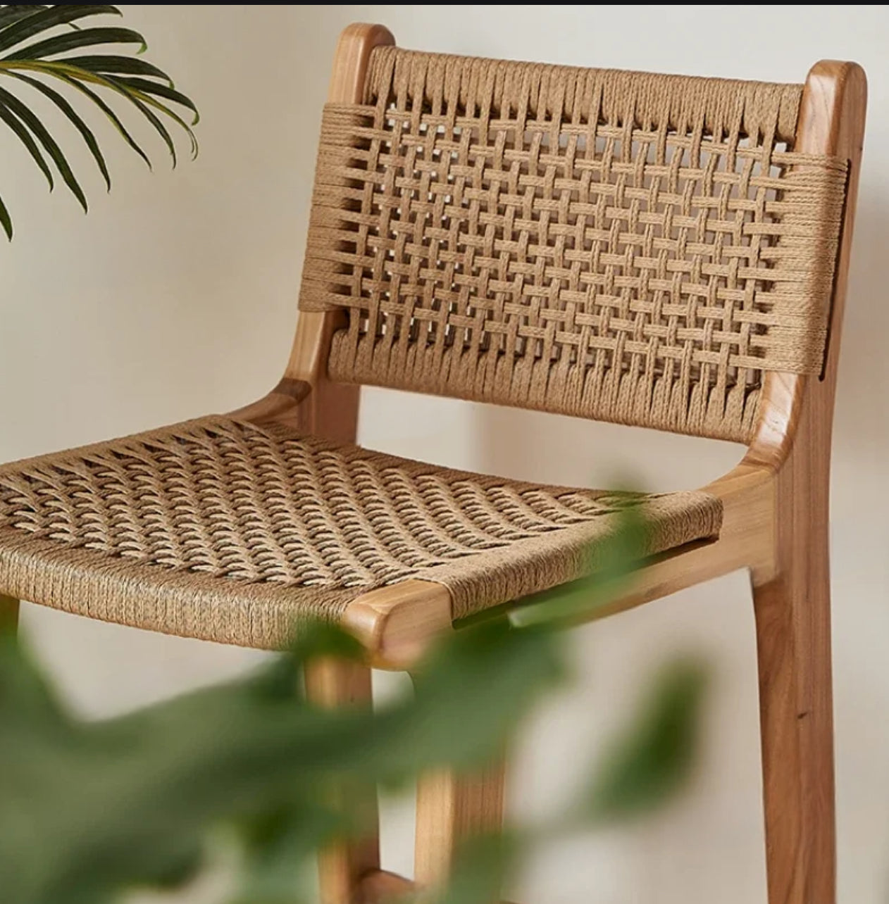 Chaise de bar en bois massif et rotin.