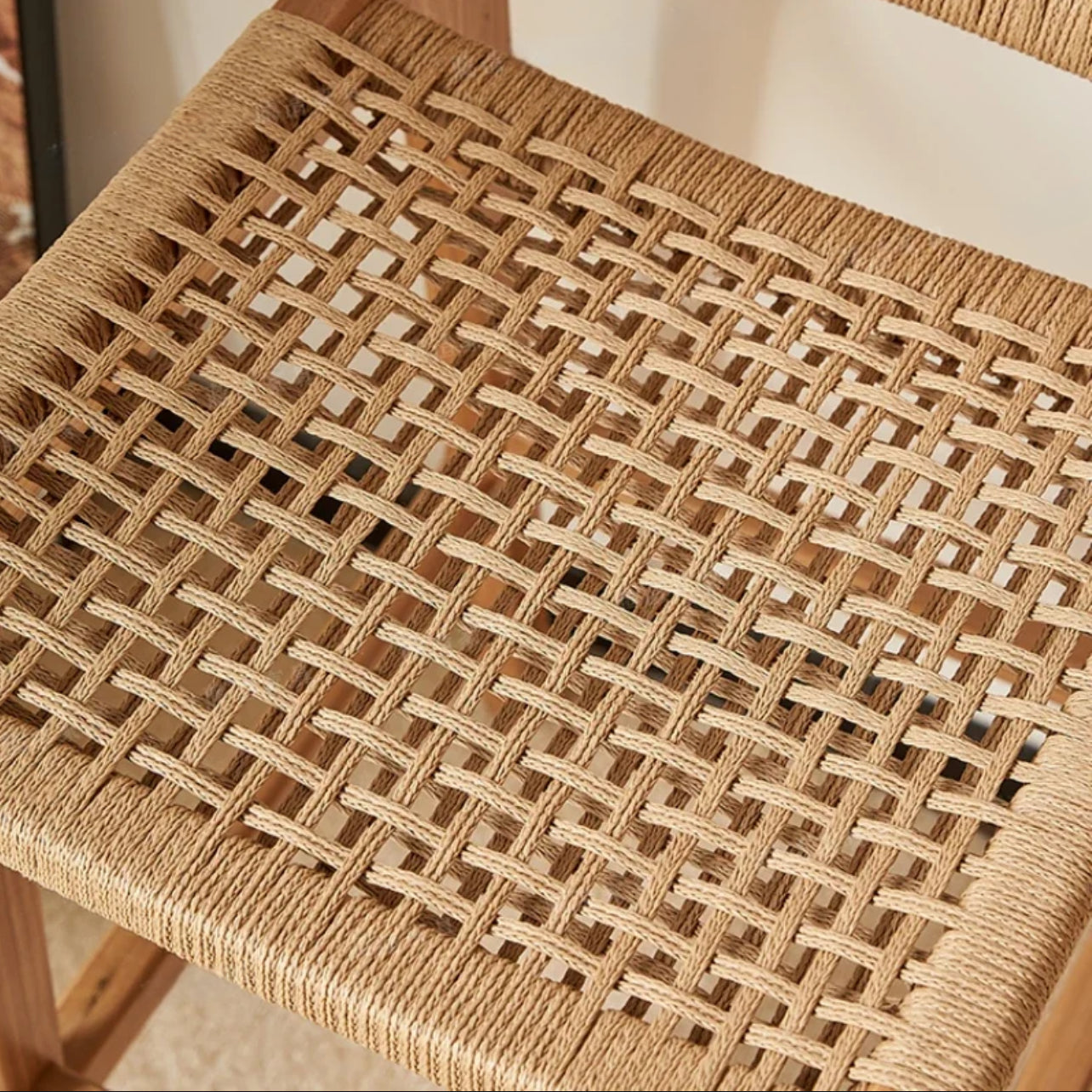 Chaise de bar en bois massif et rotin.