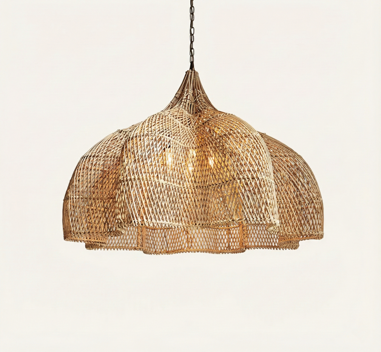 Lampe en rotin suspendue fait à la main.