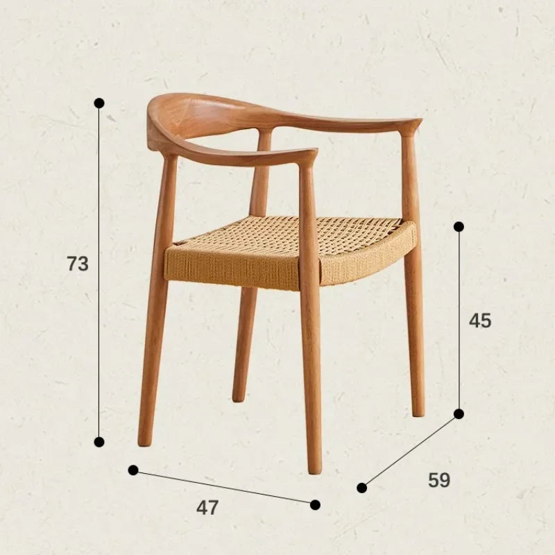 Chaise de salle à manger en bois massif tissée.