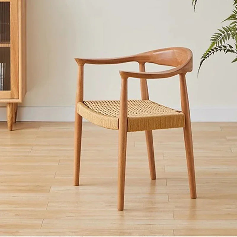 Chaise de salle à manger en bois massif tissée.