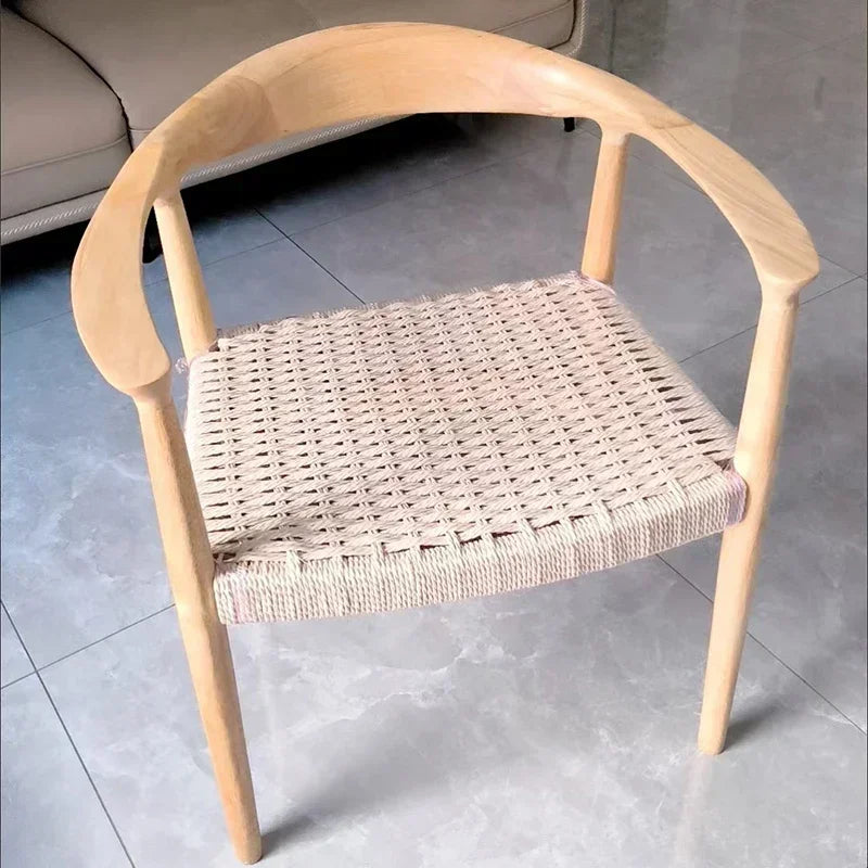 Chaise de salle à manger en bois massif tissée.