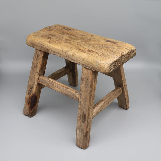 Tabouret en bois massif ancien.