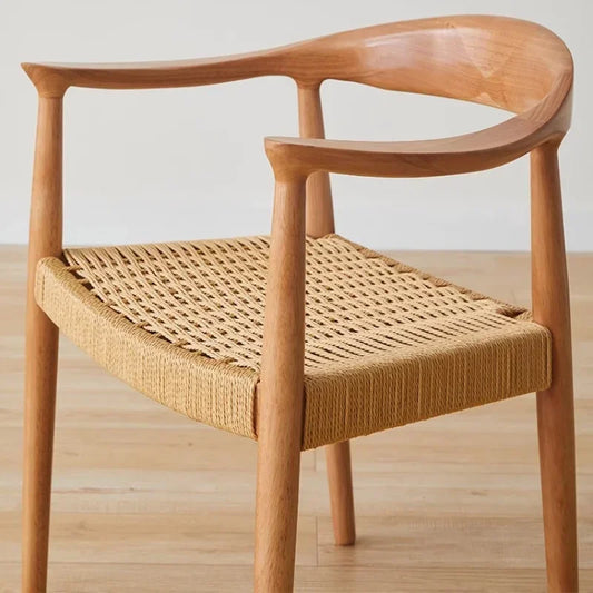 Chaise de salle à manger en bois massif tissée.