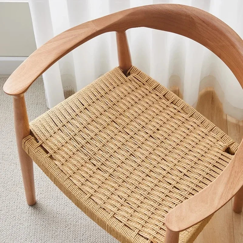 Chaise de salle à manger en bois massif tissée.